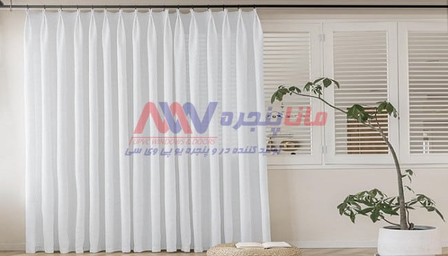 پرده پلیسه روی شیشه 